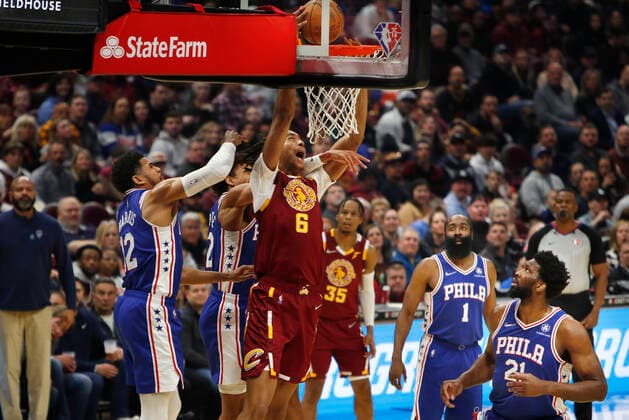 Cleveland Cavaliers center Moses Brown (C) dunks the ball against Philadelphia 76ers forward Tobias Harris, (L) Philadelphia 76ers forward Matisse Thybulle (L-C), Philadelphia 76ers guard James Harden (R-C) and Philadelphia 76ers center Joel Embiid of Cameroon (R) during the first half of the NBA, Basketball Herren, USA game between the Cleveland Cavaliers and the Philadelphia 76ers at Rocket Mortgage Fieldhouse in Cleveland, Ohio, USA, 3, April 2022. Philadelphia 76ers at Cleveland Cavaliers !ACHTUNG: NUR REDAKTIONELLE NUTZUNG!  Copyright: xDAVIDxMAXWELLx AME8604 20220404-0c9b55d0ae7c7b6f2a0216cf54928d034ee4f2d0
