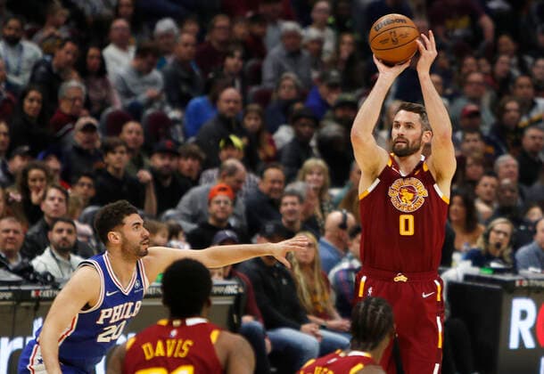 Cleveland Cavaliers forward Kevin Love (R) puts up a three point shot as Philadelphia 76ers forward Georges Niang (L) defends during the first half of the NBA, Basketball Herren, USA game between the Cleveland Cavaliers and the Philadelphia 76ers at Rocket Mortgage Fieldhouse in Cleveland, Ohio, USA, 3, April 2022. Philadelphia 76ers at Cleveland Cavaliers !ACHTUNG: NUR REDAKTIONELLE NUTZUNG!  Copyright: xDAVIDxMAXWELLx AME8611 20220404-4eb72b1c36a230ff9528c6c603feab58adddc08a