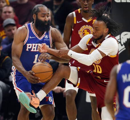 Philadelphia 76ers guard James Harden (L) and Cleveland Cavaliers guard Darius Garland (R) fight for a loose ball during the first half of the NBA, Basketball Herren, USA game between the Cleveland Cavaliers and the Philadelphia 76ers at Rocket Mortgage Fieldhouse in Cleveland, Ohio, USA, 3, April 2022. Philadelphia 76ers at Cleveland Cavaliers !ACHTUNG: NUR REDAKTIONELLE NUTZUNG!  Copyright: xDAVIDxMAXWELLx AME8601 20220404-c0d5c9ed6c089ac17d4fed2140f6c7deb028c64f