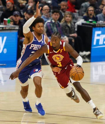 Philadelphia 76ers forward Matisse Thybulle (L) defends against Cleveland Cavaliers guard Caris LeVert (R) during the first half of the NBA, Basketball Herren, USA game between the Cleveland Cavaliers and the Philadelphia 76ers at Rocket Mortgage Fieldhouse in Cleveland, Ohio, USA, 3, April 2022. Philadelphia 76ers at Cleveland Cavaliers !ACHTUNG: NUR REDAKTIONELLE NUTZUNG!  Copyright: xDAVIDxMAXWELLx AME8602 20220404-c468b5efdf749503ed3cedd27893550ad19a4af0