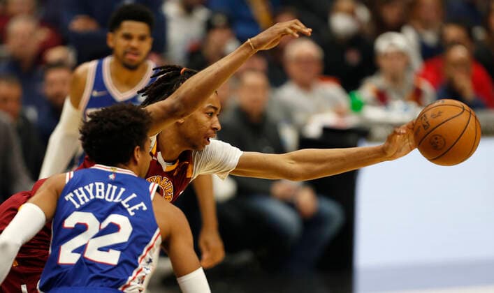 Cleveland Cavaliers center Moses Brown (R) passes the gall as he is defendferdf by Philadelphia 76ers forward Matisse Thybulle (L) during the first half of the NBA, Basketball Herren, USA game between the Cleveland Cavaliers and the Philadelphia 76ers at Rocket Mortgage Fieldhouse in Cleveland, Ohio, USA, 3, April 2022. Philadelphia 76ers at Cleveland Cavaliers !ACHTUNG: NUR REDAKTIONELLE NUTZUNG!  Copyright: xDAVIDxMAXWELLx AME8597 20220404-535dda0ec000dfec9858607111c23e82c6dee77c