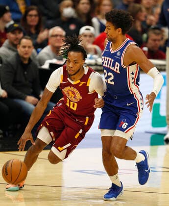 Cleveland Cavaliers guard Darius Garland (L) drives to the basket as Philadelphia 76ers forward Matisse Thybulle (R) defends during the first half of the NBA, Basketball Herren, USA game between the Cleveland Cavaliers and the Philadelphia 76ers at Rocket Mortgage Fieldhouse in Cleveland, Ohio, USA, 3, April 2022. Philadelphia 76ers at Cleveland Cavaliers !ACHTUNG: NUR REDAKTIONELLE NUTZUNG!  Copyright: xDAVIDxMAXWELLx AME8599 20220404-7f26d1e58e4669b9543306f458923ce50a33fb25