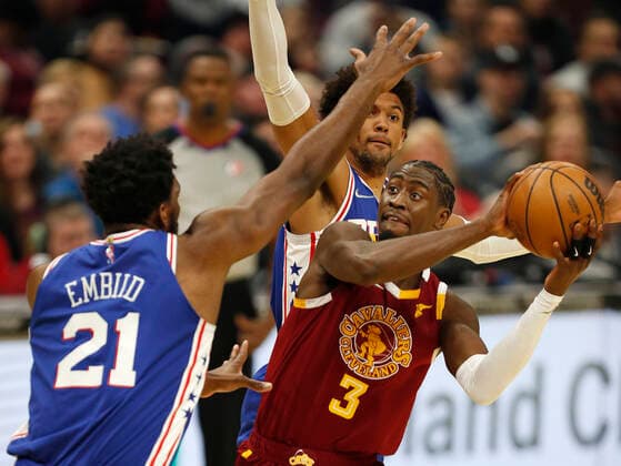 Cleveland Cavaliers guard Caris LeVert (R) works to the basket as Philadelphia 76ers center Joel Embiid of Cameroon (L) and Philadelphia 76ers forward Matisse Thybulle (C) defend during the first half of the NBA, Basketball Herren, USA game between the Cleveland Cavaliers and the Philadelphia 76ers at Rocket Mortgage Fieldhouse in Cleveland, Ohio, USA, 3, April 2022. Philadelphia 76ers at Cleveland Cavaliers !ACHTUNG: NUR REDAKTIONELLE NUTZUNG!  Copyright: xDAVIDxMAXWELLx AME8600 20220404-97de1c80fc2d42d30968f7160a6d5943ea04c63e
