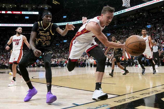 April 3, 2022, TORONTO, ON, CANADA: Miami Heat guard Duncan Robinson (55) tries to chase down a loose ball as Toronto Raptors forward Chris Boucher (25) looks on during first half NBA, Basketball Herren, USA basketball action in Toronto, Sunday, April 3, 2022. Canada News - April 3, 2022 - ZUMAc35_ 20220403_zaf_c35_112 Copyright: xNathanxDenettex