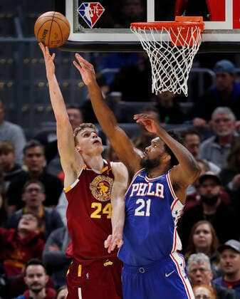 Philadelphia 76ers center Joel Embiid of Cameroon (R) defends against Cleveland Cavaliers forward Lauri Markkanen of Finland (L) during the second half of the NBA, Basketball Herren, USA game between the Cleveland Cavaliers and the Philadelphia 76ers at Rocket Mortgage Fieldhouse in Cleveland, Ohio, USA, 3, April 2022. Philadelphia 76ers at Cleveland Cavaliers !ACHTUNG: NUR REDAKTIONELLE NUTZUNG!  Copyright: xDAVIDxMAXWELLx AME8683 20220404-57accb095cf1de15205accd78aeffca50b6d0af8010