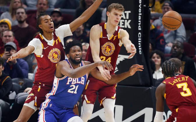 Philadelphia 76ers center Joel Embiid of Cameroon (L-C) passes the ball as he is defended by Cleveland Cavaliers center Moses Brown (L), Cleveland Cavaliers forward Lauri Markkanen of Finland (R-C), and Cleveland Cavaliers guard Caris LeVert (R) during the first half of the NBA, Basketball Herren, USA game between the Cleveland Cavaliers and the Philadelphia 76ers at Rocket Mortgage Fieldhouse in Cleveland, Ohio, USA, 3, April 2022. Philadelphia 76ers at Cleveland Cavaliers !ACHTUNG: NUR REDAKTIONELLE NUTZUNG!  Copyright: xDAVIDxMAXWELLx AME8684 20220404-ec53712397bbf0920791d2f83e31a4f29757a637