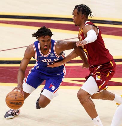 Cleveland Cavaliers guard Isaac Okoro (R) defends against Philadelphia 76ers guard Tyrese Maxey(L) during the second half of the NBA, Basketball Herren, USA game between the Cleveland Cavaliers and the Philadelphia 76ers at Rocket Mortgage Fieldhouse in Cleveland, Ohio, USA, 3, April 2022. Philadelphia 76ers at Cleveland Cavaliers !ACHTUNG: NUR REDAKTIONELLE NUTZUNG!  Copyright: xDAVIDxMAXWELLx AME8689 20220404-0d4ea17530e0c4b0de379d1674e1517ac63dd7e8