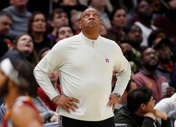 Philadelphia 76ers head coach Doc Rivers looks to the scoreboard during the second half of the NBA, Basketball Herren, USA game between the Cleveland Cavaliers and the Philadelphia 76ers at Rocket Mortgage Fieldhouse in Cleveland, Ohio, USA, 3, April 2022. Philadelphia 76ers at Cleveland Cavaliers !ACHTUNG: NUR REDAKTIONELLE NUTZUNG!  Copyright: xDAVIDxMAXWELLx AME8690 20220404-a3acf2b07b622534f871ddb36b281f4438d60df9