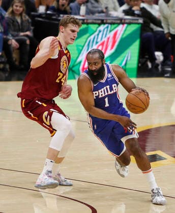 Cleveland Cavaliers forward Lauri Markkanen of Finland (L) defends against Philadelphia 76ers guard James Harden (R) during the second half of the NBA, Basketball Herren, USA game between the Cleveland Cavaliers and the Philadelphia 76ers at Rocket Mortgage Fieldhouse in Cleveland, Ohio, USA, 3, April 2022. Philadelphia 76ers at Cleveland Cavaliers !ACHTUNG: NUR REDAKTIONELLE NUTZUNG!  Copyright: xDAVIDxMAXWELLx AME8692 20220404-59f8f01440475ca9c9b1be24a5ff4b5132e20a9b
