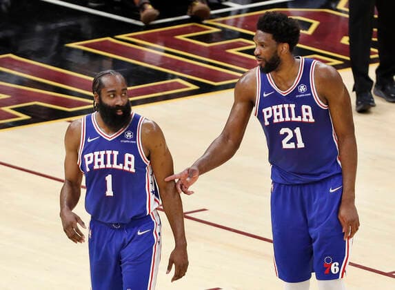 Philadelphia 76ers center Joel Embiid of Cameroon (R) talks with Philadelphia 76ers guard James Harden (L) during the second half of the NBA, Basketball Herren, USA game between the Cleveland Cavaliers and the Philadelphia 76ers at Rocket Mortgage Fieldhouse in Cleveland, Ohio, USA, 3, April 2022. Philadelphia 76ers at Cleveland Cavaliers !ACHTUNG: NUR REDAKTIONELLE NUTZUNG!  Copyright: xDAVIDxMAXWELLx AME8697 20220404-486295f0cf1e91f30c3185de1c8648c4e6c706e0