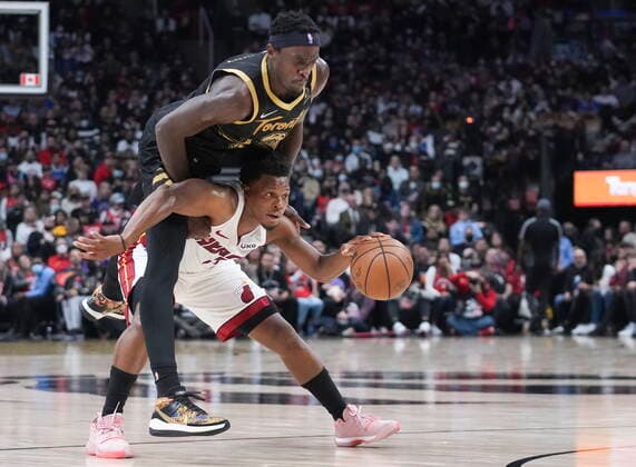 April 3, 2022, TORONTO, ON, CANADA: Toronto Raptors forward Pascal Siakam (43) falls on top of Miami Heat guard Kyle Lowry (7) during second half NBA, Basketball Herren, USA basketball action in Toronto on Sunday, April 3, 2022. Canada News - April 3, 2022  - ZUMAc35_ 20220403_zaf_c35_191 Copyright: xNathanxDenettex