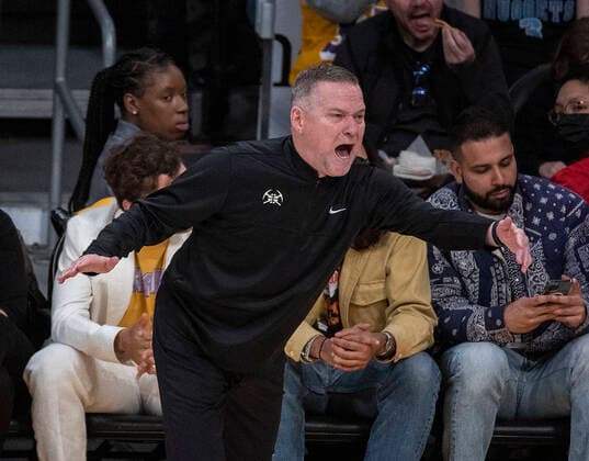 April 3, 2022, Los Angeles, California, USA: Head coach, Michael Malone of the Denver Nuggets coveys instructions during their NBA, Basketball Herren, USA game against the Los Angeles Lakers on Sunday April 3, 2022 at Crypto.com Arena in Los Angeles, California. Lakers lose to Nuggets, 118-129. PI Los Angeles USA - ZUMAp124 20220403_zaa_p124_009 Copyright: xJAVIERxROJASx