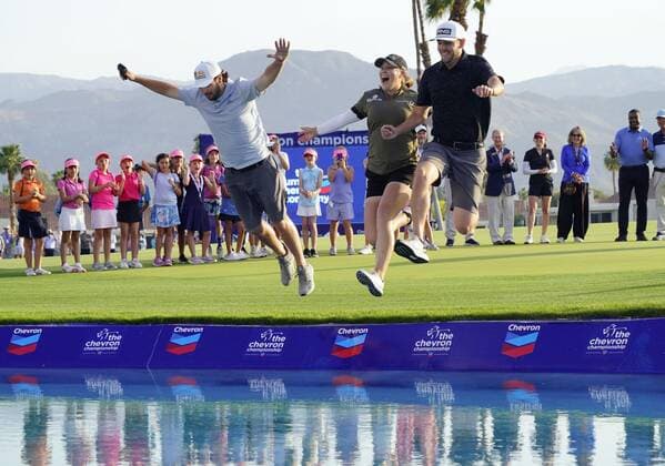 Sport Themen der Woche KW13 Sport Bilder des Tages Golf: Chevron Championship U.S. golfer Jennifer Kupcho (C) jumps in the water after winning the Chevron Championship at Mission Hills Country Club in Rancho Mirage, California, on April 3, 2022.  A14AA0001276392P