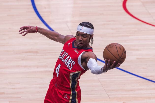 April 3, 2022, Los Angeles, California, USA: Devonte Graham 4 of the New Orleans Pelicans attempts to keep the ball within bounds during their NBA, Basketball Herren, USA game against the Los Angeles Clippers on Sunday April 3, 2022 at Crypto.com Arena in Los Angeles, California. Clippers defeat Pelicans, 119-100. ARIANA RUIZ PI Los Angeles USA - ZUMAp124 20220403_zaa_p124_064 Copyright: xArianaxRuizx