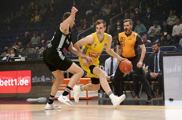 Janari Jõesaar, Malte Delow Aktion Spielszene Zweikampf Basketball BBL Bundesliga Herren Saison 2021 2022 04.04.2022 ALBA Berlin vs. medi Bayreuth