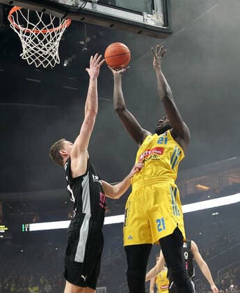 Janari Jõesaar, Christ Koumadje Aktion Spielszene Zweikampf Basketball BBL Bundesliga Herren Saison 2021 2022 04.04.2022 ALBA Berlin vs. medi Bayreuth
