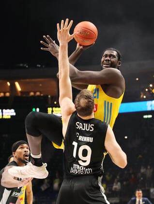 Christ Koumadje, Martynas Aktion Spielszene Zweikampf Basketball BBL Bundesliga Herren Saison 2021 2022 04.04.2022 ALBA Berlin vs. medi Bayreuth