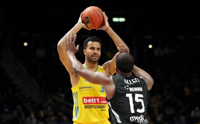 Johannes Thiemann, Terry Allen Aktion Spielszene Zweikampf Basketball BBL Bundesliga Herren Saison 2021 2022 04.04.2022 ALBA Berlin vs. medi Bayreuth