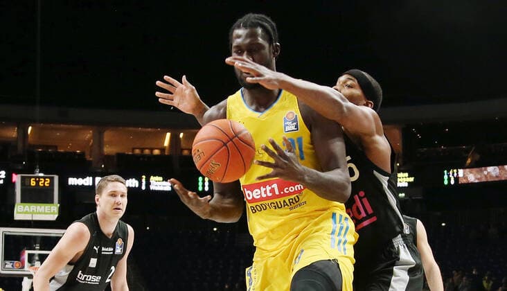 Christ Koumadje, Terry Allen Aktion Spielszene Zweikampf Basketball BBL Bundesliga Herren Saison 2021 2022 04.04.2022 ALBA Berlin vs. medi Bayreuth