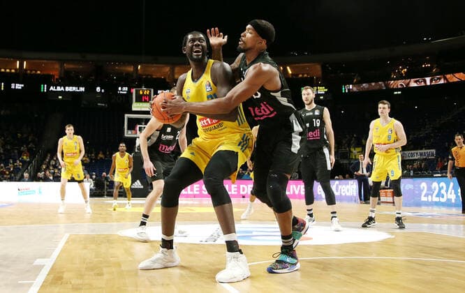 Christ Koumadje, Terry Allen Aktion Spielszene Zweikampf Basketball BBL Bundesliga Herren Saison 2021 2022 04.04.2022 ALBA Berlin vs. medi Bayreuth