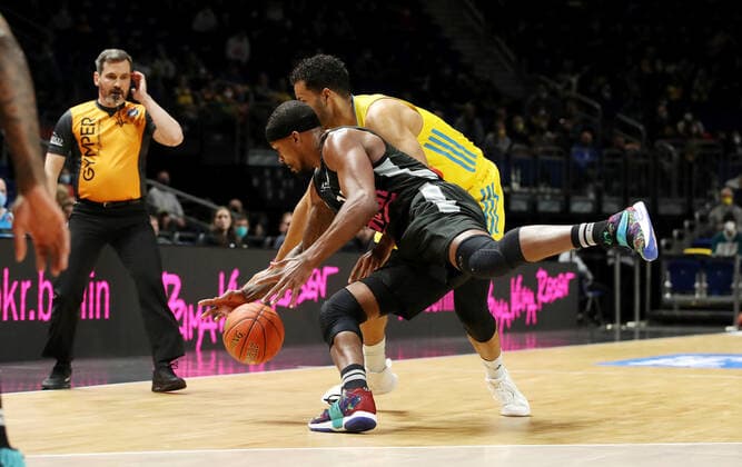 Terry Allen, Oscar da Silva Aktion Spielszene Zweikampf Basketball BBL Bundesliga Herren Saison 2021 2022 04.04.2022 ALBA Berlin vs. medi Bayreuth