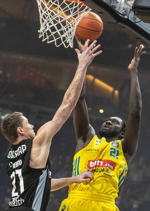 04.04.2022, Berlin, Basketball, 1. Bundesliga, easyCredit BBL, Hauptrunde, 28.Spieltag, Mercedes Benz Arena: ALBA Berlin - Medi Bayreuth. ALBAs Christ Koumadje (r) springt zum Korb gegen Janari Joesaar von Medi Bayreuth. ALBA Berlin - Medi Bayreuth