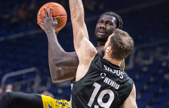 04.04.2022, Berlin, Basketball, 1. Bundesliga, easyCredit BBL, Hauptrunde, 28.Spieltag, Mercedes Benz Arena: ALBA Berlin - Medi Bayreuth. ALBAs Christ Koumadje (l) kaempft gegen Martynas Sajus von Medi Bayreuth um den Ball. ALBA Berlin - Medi Bayreuth