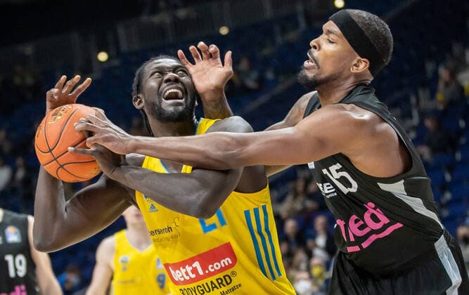 Bilder des Jahres 2022, Sport 04 April Sport Themen der Woche KW14 Sport Bilder des Tages 04.04.2022, Berlin, Basketball, 1. Bundesliga, easyCredit BBL, Hauptrunde, 28.Spieltag, Mercedes Benz Arena: ALBA Berlin - Medi Bayreuth. ALBAs Christ Koumadje (l) kaempft gegen Terry Allen von Medi Bayreuth um den Ball. ALBA Berlin - Medi Bayreuth *** 04 04 2022, Berlin, Basketball, 1 Bundesliga, easyCredit BBL, Hauptrunde, 28 Spieltag, Mercedes Benz Arena ALBA Berlin Medi Bayreuth ALBAs Christ Koumadje l fights against Terry Allen of Medi Bayreuth for the ball ALBA Berlin Medi Bayreuth