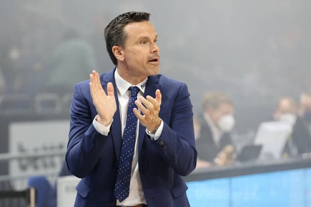 DEU, easyCredit BBL, ALBA vs. medi Bayreuth, 04.04.2022, Mercedes-Benz-Arena, Berlin, DEU, easyCredit BBL, ALBA vs. medi Bayreuth, im Bild Head Coach, Raoul Korner (Bayreuth) Foto: Juergen Engler nordphoto GmbH