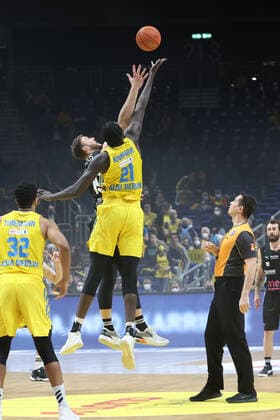 DEU, easyCredit BBL, ALBA vs. medi Bayreuth, 04.04.2022, Mercedes-Benz-Arena, Berlin, DEU, easyCredit BBL, ALBA vs. medi Bayreuth, im Bild Anstoss, Christ Koumadje (ALBA Berlin 21), Martynas Sajus (Bayreuth 19) Foto: Juergen Engler nordphoto GmbH