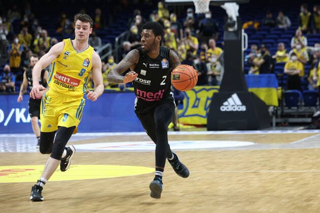 DEU, easyCredit BBL, ALBA vs. medi Bayreuth, 04.04.2022, Mercedes-Benz-Arena, Berlin, DEU, easyCredit BBL, ALBA vs. medi Bayreuth, im Bild Jonas Mattisseck (ALBA Berlin 9), Sacar Anim (Bayreuth 2) Foto: Juergen Engler nordphoto GmbH