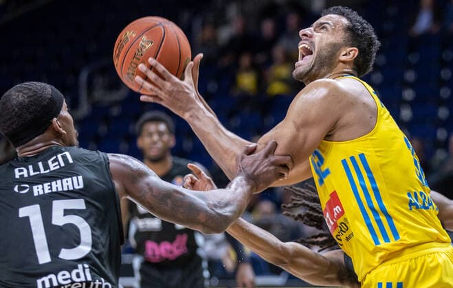 04.04.2022, Berlin, Basketball, 1. Bundesliga, easyCredit BBL, Hauptrunde, 28.Spieltag, Mercedes Benz Arena: ALBA Berlin - Medi Bayreuth. ALBAs Johannes Thiemann (r) kaempft gegen Terry Allen von Medi Bayreuth um den Ball. ALBA Berlin - Medi Bayreuth