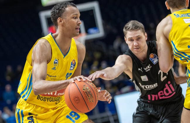 04.04.2022, Berlin, Basketball, 1. Bundesliga, easyCredit BBL, Hauptrunde, 28.Spieltag, Mercedes Benz Arena: ALBA Berlin - Medi Bayreuth. ALBAs Louis Olinde (l) spielt den Ball. ALBA Berlin - Medi Bayreuth