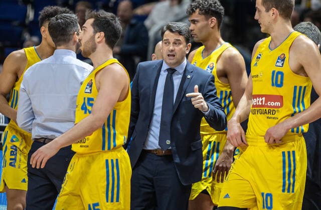 04.04.2022, Berlin, Basketball, 1. Bundesliga, easyCredit BBL, Hauptrunde, 28.Spieltag, Mercedes Benz Arena: ALBA Berlin - Medi Bayreuth. ALBAs Headcoach Israel Gonzalez bespricht sich mit seinem Team. ALBA Berlin - Medi Bayreuth