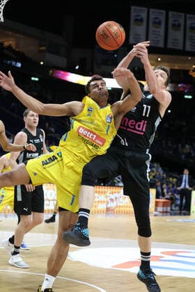 DEU, easyCredit BBL, ALBA vs. medi Bayreuth, 04.04.2022, Mercedes-Benz-Arena, Berlin, DEU, easyCredit BBL, ALBA vs. medi Bayreuth, im Bild Oscar da Silva (ALBA Berlin 1), Andreas Seiferth (Bayreuth 11) Foto: Juergen Engler nordphoto GmbH