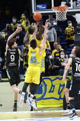 DEU, easyCredit BBL, ALBA vs. medi Bayreuth, 04.04.2022, Mercedes-Benz-Arena, Berlin, DEU, easyCredit BBL, ALBA vs. medi Bayreuth, im Bild Christ Koumadje (ALBA Berlin 21), Tamir Blatt (ALBA Berlin 45), Kay Bruhnke (Bayreuth 9), Bastian Doreth (Bayreuth 10) Foto: Juergen Engler nordphoto GmbH