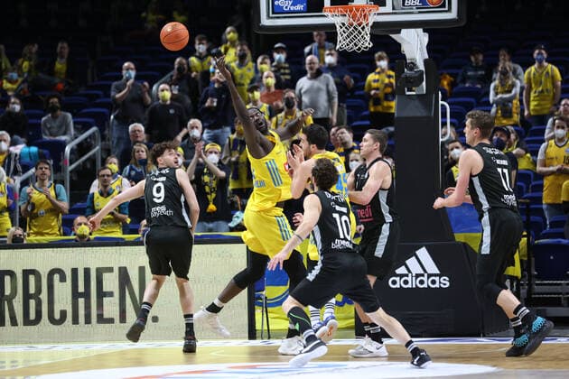 DEU, easyCredit BBL, ALBA vs. medi Bayreuth, 04.04.2022, Mercedes-Benz-Arena, Berlin, DEU, easyCredit BBL, ALBA vs. medi Bayreuth, im Bild Christ Koumadje (ALBA Berlin 21), Tamir Blatt (ALBA Berlin 45), Kay Bruhnke (Bayreuth 9), Bastian Doreth (Bayreuth 10), Jehova Perschnick (Bayreuth 21) Foto: Juergen Engler nordphoto GmbH