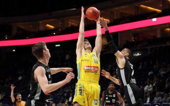 Janari JõesaarT, im Schneider, Philip Jalalpoor Aktion Spielszene Zweikampf Basketball BBL Bundesliga Herren Saison 2021 2022 04.04.2022 ALBA Berlin vs. medi Bayreuth