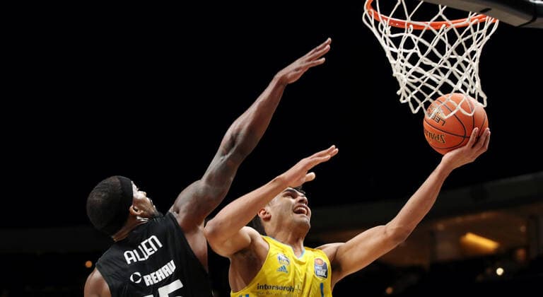 Terry Allen, Oscar da Silva Aktion Spielszene Zweikampf Basketball BBL Bundesliga Herren Saison 2021 2022 04.04.2022 ALBA Berlin vs. medi Bayreuth