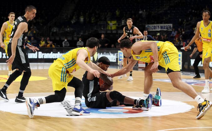 Sport Bilder des Tages Tamir Blatt, Terry Allen, Oscar da Silva Aktion Spielszene Zweikampf Basketball BBL Bundesliga Herren Saison 2021 2022 04.04.2022 ALBA Berlin vs. medi Bayreuth