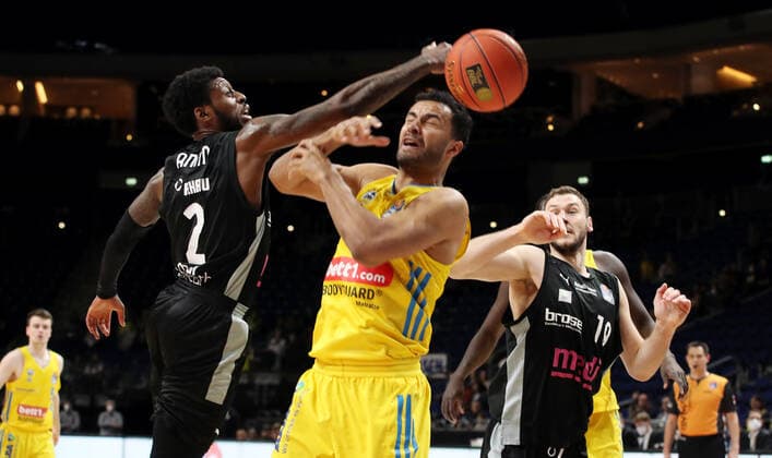 Sacar Anim, Johannes Thiemann Aktion Spielszene Zweikampf Basketball BBL Bundesliga Herren Saison 2021 2022 04.04.2022 ALBA Berlin vs. medi Bayreuth