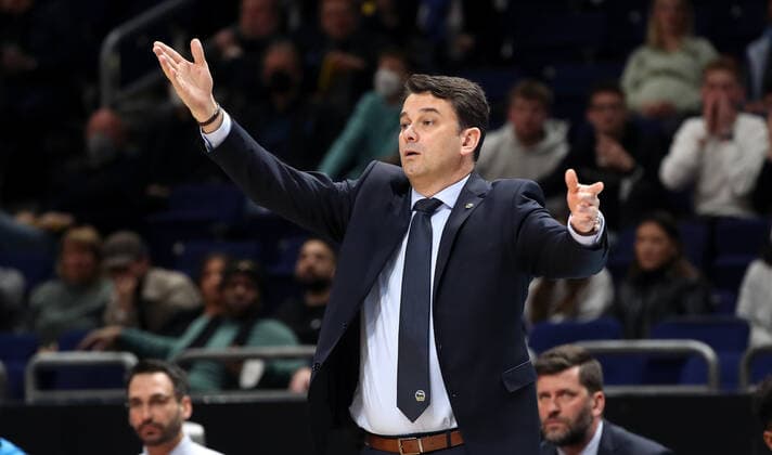 Trainer Israel Gonzales zeigend, gestikulierend Aktion Oberkoerper Oberkörper Basketball BBL Bundesliga Herren Saison 2021 2022 04.04.2022 ALBA Berlin vs. medi Bayreuth
