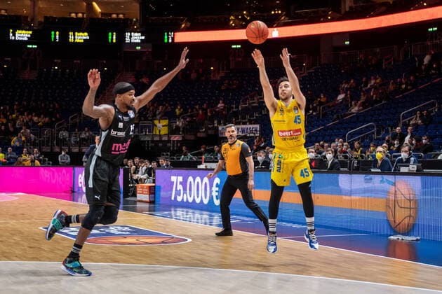 Basketball Berlin 04.04.2022 Saison 2021 2022 1. Bundesliga easyCredit BBL Alba Berlin - Medi bayreuth Tamir Blatt (Alba Berlin, No.45) Terry Allen (Bayreuth, No.15)