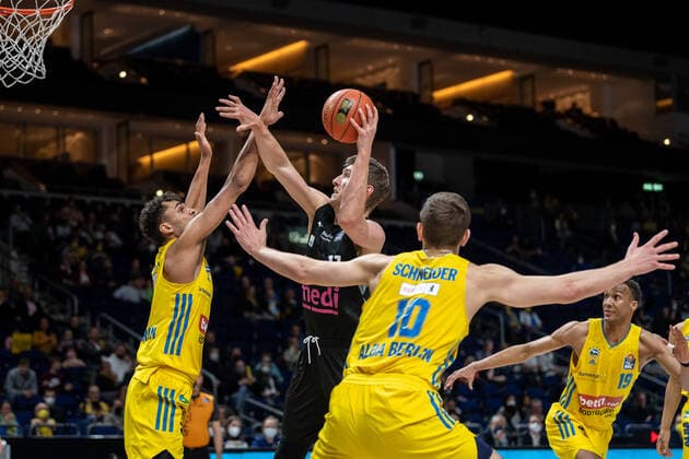Basketball Berlin 04.04.2022 Saison 2021 2022 1. Bundesliga easyCredit BBL Alba Berlin - Medi bayreuth Andreas Seiferth (Bayreuth, No.11) Oscar Da Silva (Alba Berlin, No.01) Tim Schneider (Alba Berlin, No.10)