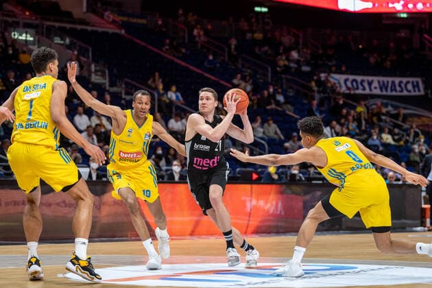 Basketball Berlin 04.04.2022 Saison 2021 2022 1. Bundesliga easyCredit BBL Alba Berlin - Medi bayreuth Janari Joesaar (Bayreuth, No.21) Maodo Lo (Alba Berlin, No.00) Louis Olinde (Alba Berlin, No.19)