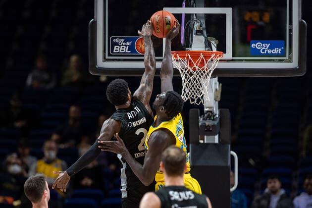 Basketball Berlin 04.04.2022 Saison 2021 2022 1. Bundesliga easyCredit BBL Alba Berlin - Medi bayreuth Christ Koumadje (Alba Berlin, No.21) Block Sacar Anim (Bayreuth, No.02)