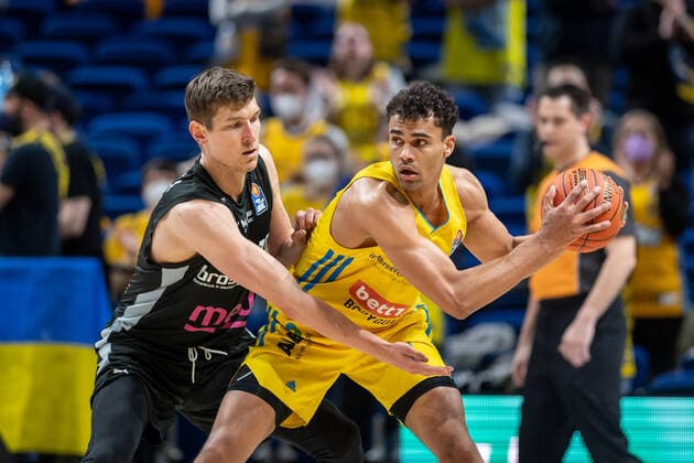 Basketball Berlin 04.04.2022 Saison 2021 2022 1. Bundesliga easyCredit BBL Alba Berlin - Medi bayreuth Oscar Da Silva (Alba Berlin, No.01) Andreas Seiferth (Bayreuth, No.11)