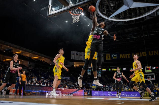 Basketball Berlin 04.04.2022 Saison 2021 2022 1. Bundesliga easyCredit BBL Alba Berlin - Medi bayreuth Christ Koumadje (Alba Berlin, No.21) Block Sacar Anim (Bayreuth, No.02)