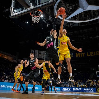 Basketball Berlin 04.04.2022 Saison 2021 2022 1. Bundesliga easyCredit BBL Alba Berlin - Medi bayreuth Philipp Jalalpoor (Bayreuth, No.07) Oscar Da Silva (Alba Berlin, No.01) Block