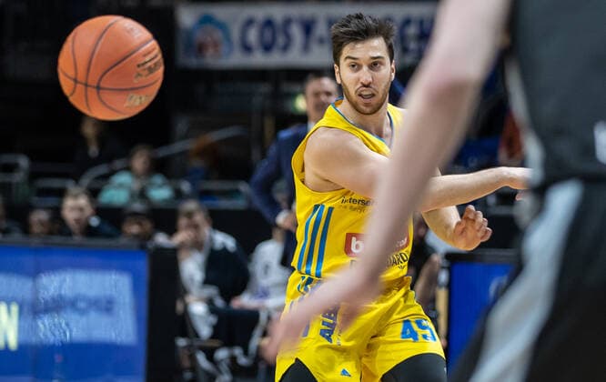 04.04.2022, Berlin, Basketball, 1. Bundesliga, easyCredit BBL, Hauptrunde, 28.Spieltag, Mercedes Benz Arena: ALBA Berlin - Medi Bayreuth. ALBAs Tamir Blatt spielt den Ball. ALBA Berlin - Medi Bayreuth